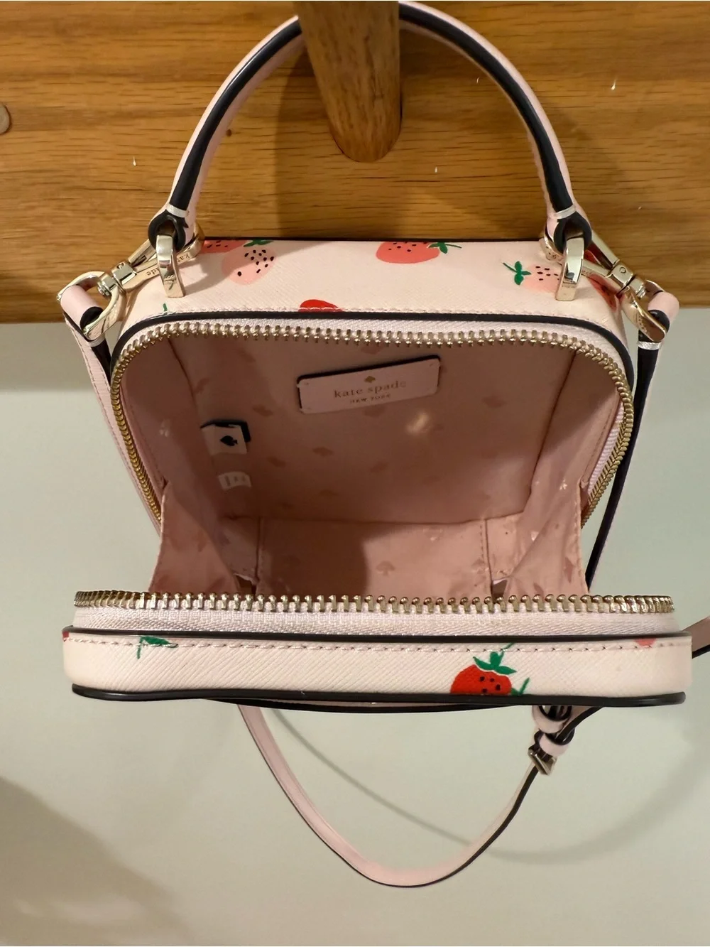 kate spade New York DAISY STRAWBERRIES CROSSBODY